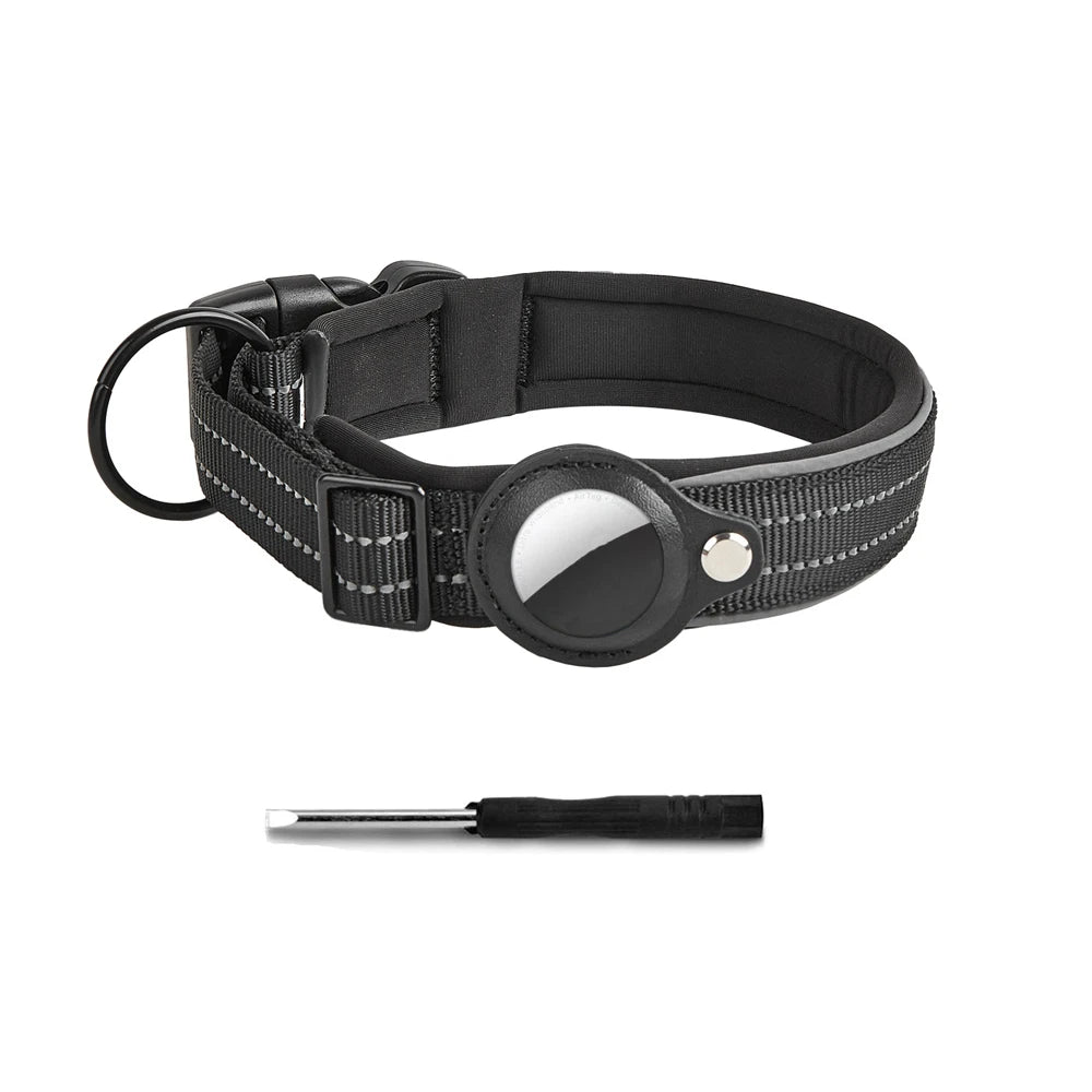 Collier pour chien noir compatible AirTag avec tournevis fourni en présentation produit sur fond blanc.