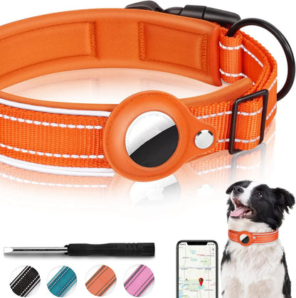 Collier pour chien orange compatible AirTag présenté avec tournevis, smartphone et chien.