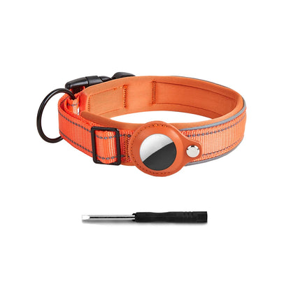 Collier pour chien orange compatible AirTag avec tournevis fourni en présentation produit sur fond blanc.
