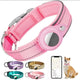 Collier pour chien rose compatible AirTag présenté avec téléphone et chien en visuel d’usage et présentation des différents coloris.