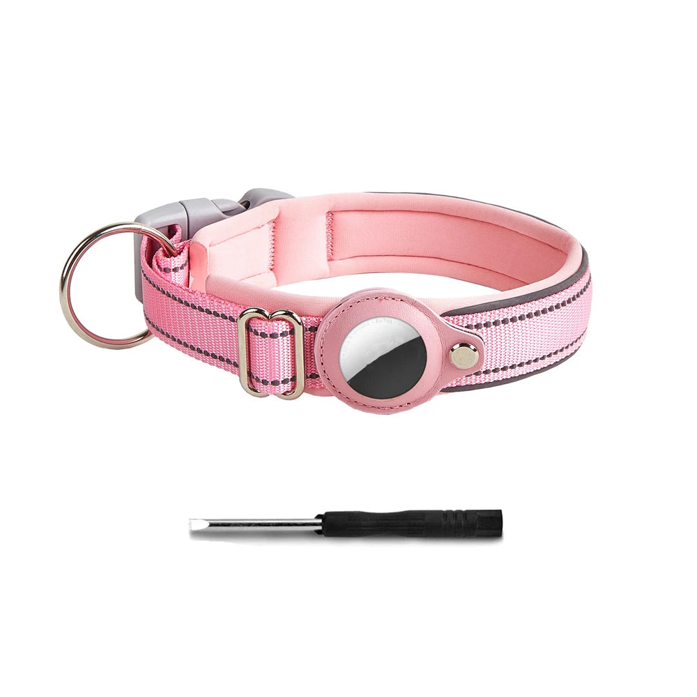 Collier pour chien rose compatible AirTag avec tournevis fourni en présentation produit sur fond blanc.