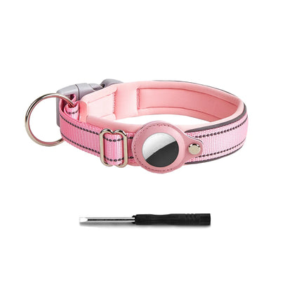 Collier pour chien rose compatible AirTag avec tournevis fourni en présentation produit sur fond blanc.