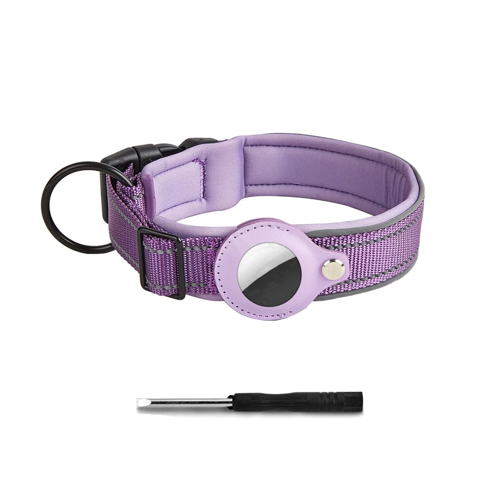 Collier pour chien violet compatible AirTag avec tournevis fourni en présentation produit sur fond blanc.