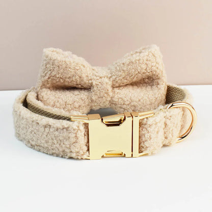 Collier beige pour chien en tissu bouclette avec nœud papillon.