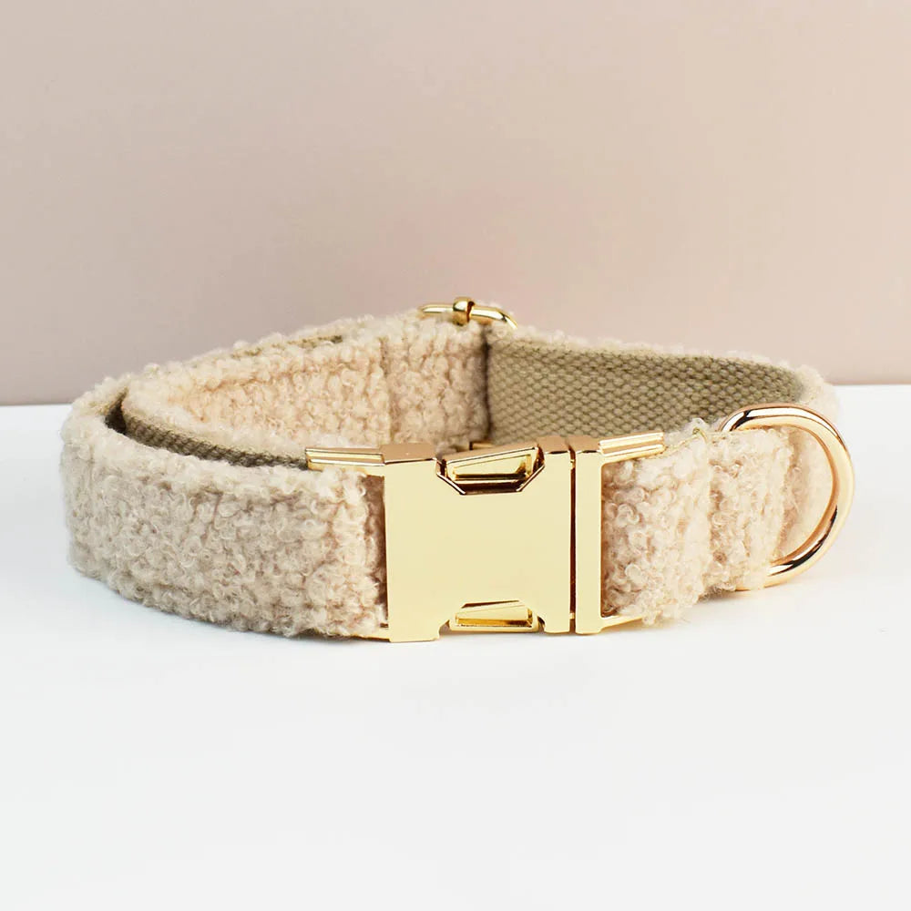 Collier beige pour chien en tissu bouclette avec boucle dorée.