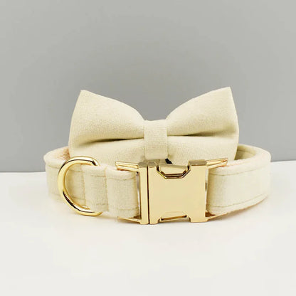 Collier chien élégant en velours beige avec nœud papillon assorti.
