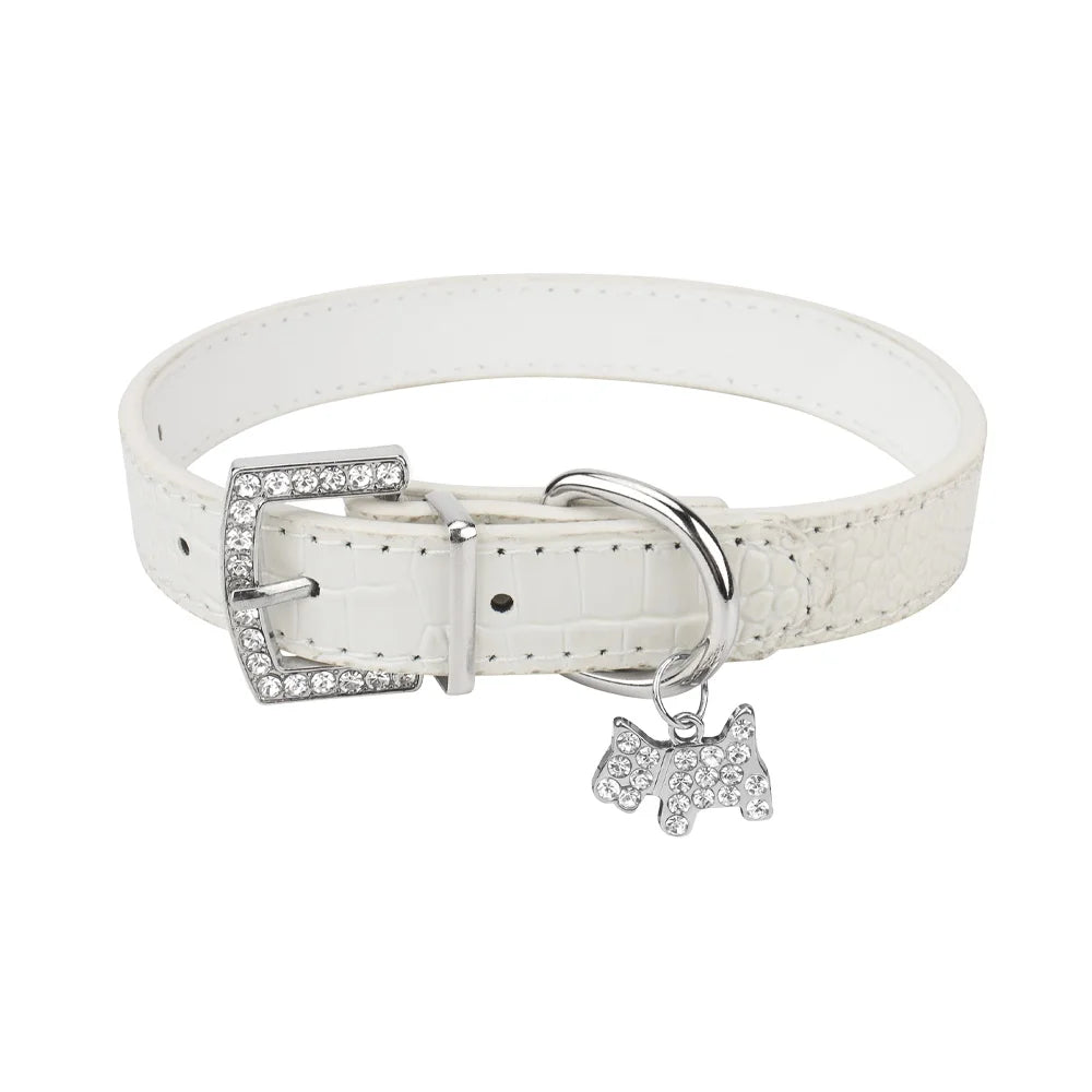 Collier chien blanc rembourré avec boucle brillante et pendentif chiot décoratif.