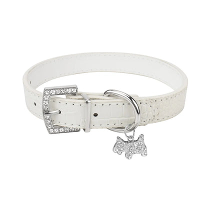 Collier chien blanc rembourré avec boucle brillante et pendentif chiot décoratif.