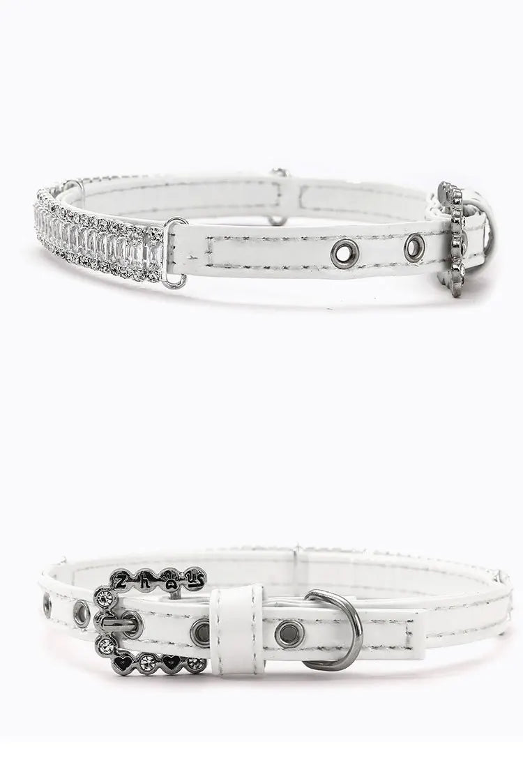 Collier blanc pour chien avec bande de strass, montré de côté puis de dos.