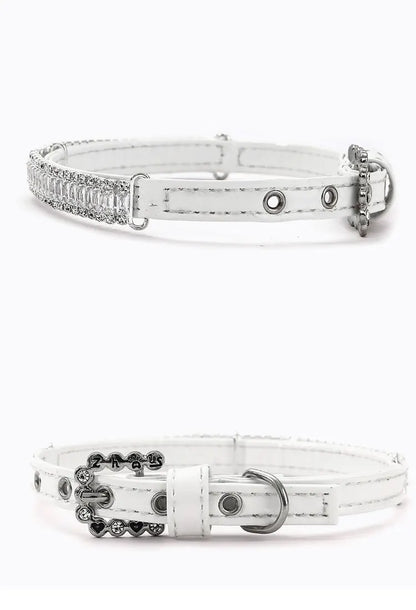 Collier blanc pour chien avec bande de strass, montré de côté puis de dos.