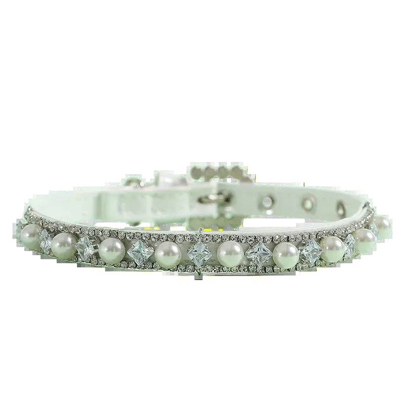 Modèle de collier style princesse avec perles blanches et strass pour chien.