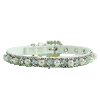 Modèle de collier style princesse avec perles blanches et strass pour chien.
