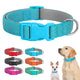 Collier bleu pour chien avec autres coloris et deux chiens portant le modèle.