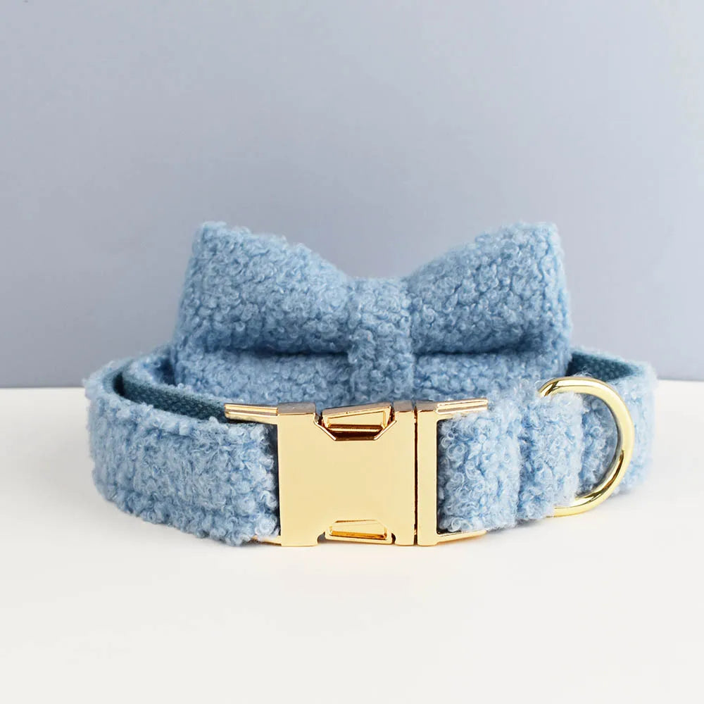 Collier bleu clair pour chien en tissu bouclette avec nœud papillon.