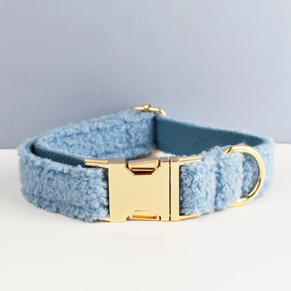 Collier bleu clair pour chien en tissu bouclette avec boucle dorée.