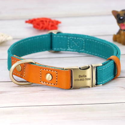 Collier bleu cuir orange pour chien avec boucle métal gravée personnalisable et en anneau en D présenté sur un fond en bois gris.