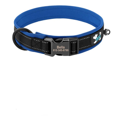 Collier bleu et noir personnalisé pour chien avec tableau des tailles sur fond blanc.