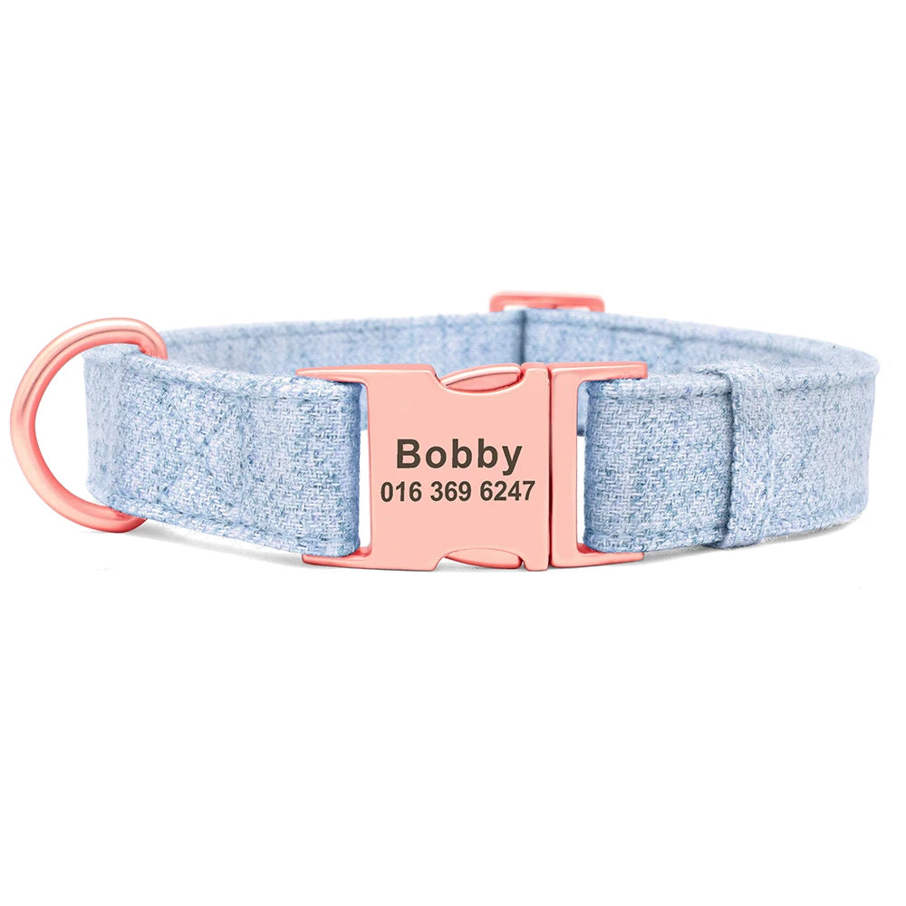 Collier bleu pour chien avec boucle métal gravée personnalisable sur fond blanc.