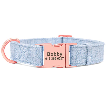Collier bleu pour chien avec boucle métal gravée personnalisable sur fond blanc.