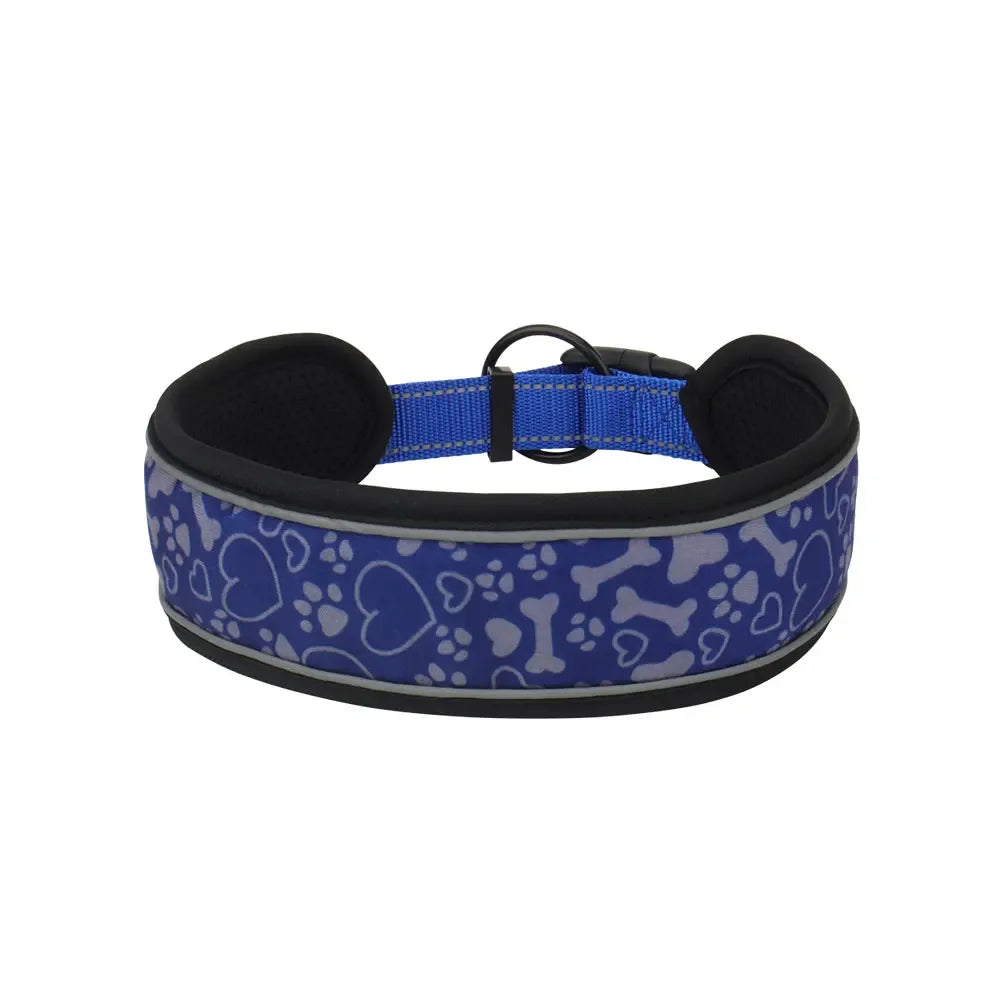 Collier pour chien bleu roi avec motifs os, pattes et coeurs gris et doublure noire sur fond blanc.