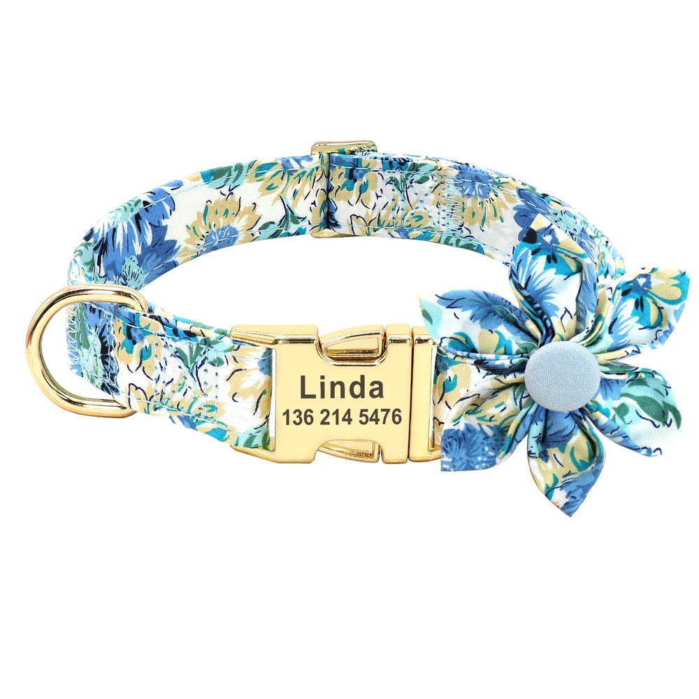 Collier chien fleuri bleu avec boucle métal gravée personnalisée présenté seul sur fond blanc.