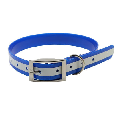 Collier pour chien bleu en TPU et nylon avec bande réfléchissante blanche et boucle métal sur fond blanc.