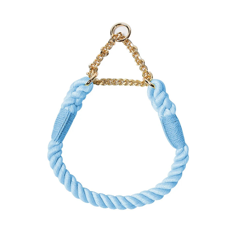 Collier bleu ciel pour chien en corde de coton tressée avec chaîne métallique dorée sur fond blanc.
