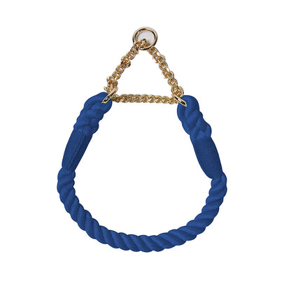 Collier bleu foncé pour chien en corde de coton tressée avec chaîne métallique dorée sur fond blanc.