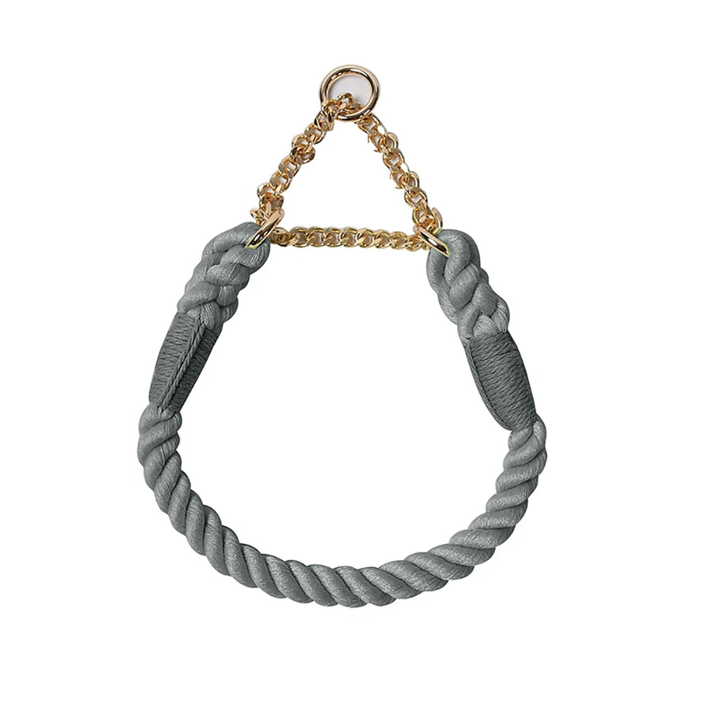 Collier gris pour chien en corde de coton tressée avec chaîne métallique dorée sur fond blanc.
