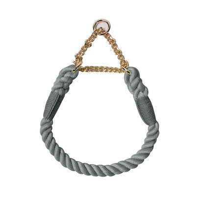 Collier gris pour chien en corde de coton tressée avec chaîne métallique dorée sur fond blanc.