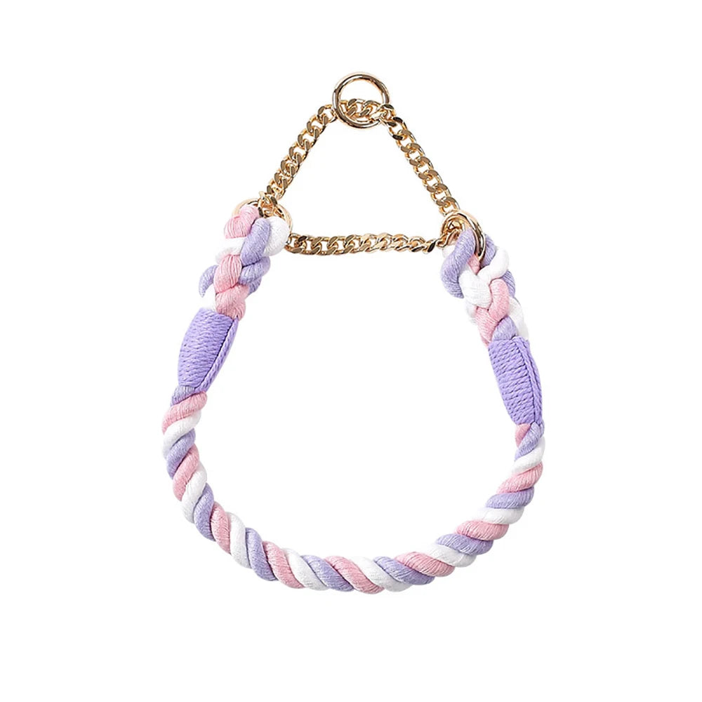 Collier licorne pour chien en corde de coton tressée avec chaîne métallique dorée sur fond blanc.