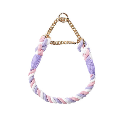Collier licorne pour chien en corde de coton tressée avec chaîne métallique dorée sur fond blanc.