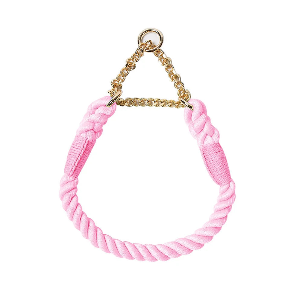 Collier rose pour chien en corde de coton tressée avec chaîne métallique dorée sur fond blanc.