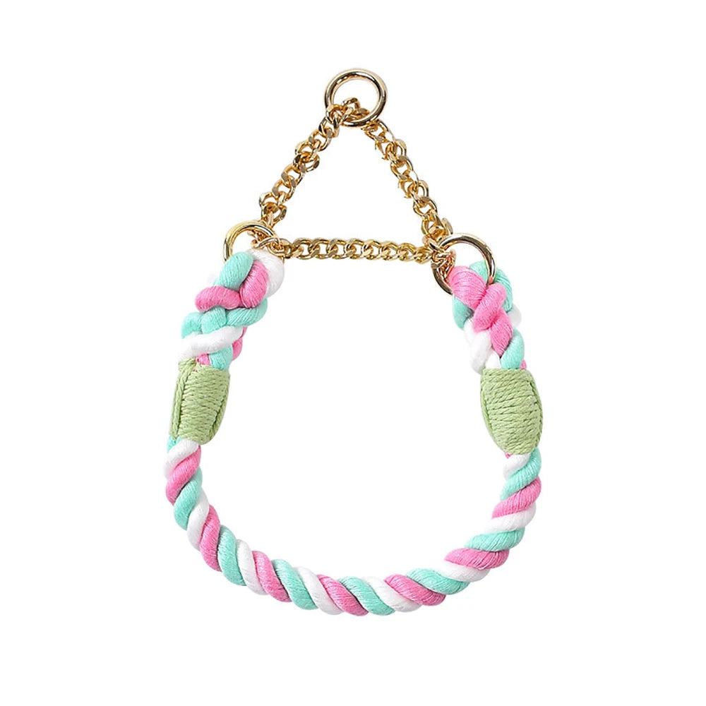 Collier rose fleur de cerisier pour chien en corde de coton tressée avec chaîne métallique dorée sur fond blanc.