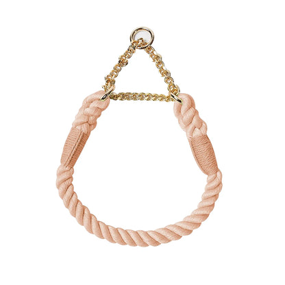 Collier rose pâle pour chien en corde de coton tressée avec chaîne métallique dorée sur fond blanc.