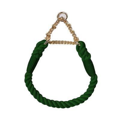 Collier vert foncé pour chien en corde de coton tressée avec chaîne métallique dorée sur fond blanc.