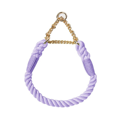 Collier violet pour chien en corde de coton tressée avec chaîne métallique dorée sur fond blanc.