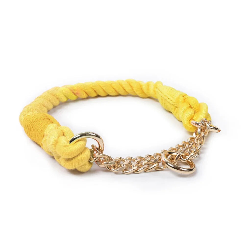 Vue arrière d’un collier pour chien jaune en corde tressée avec chaîne réglable sur fond blanc.