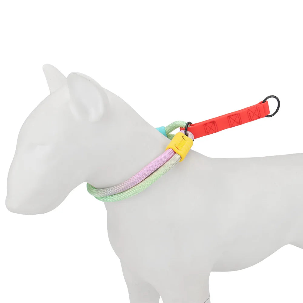 Collier pour chien en corde tressée multicolore pastel avec poignée rouge porté sur un mannequin chien blanc de profil.