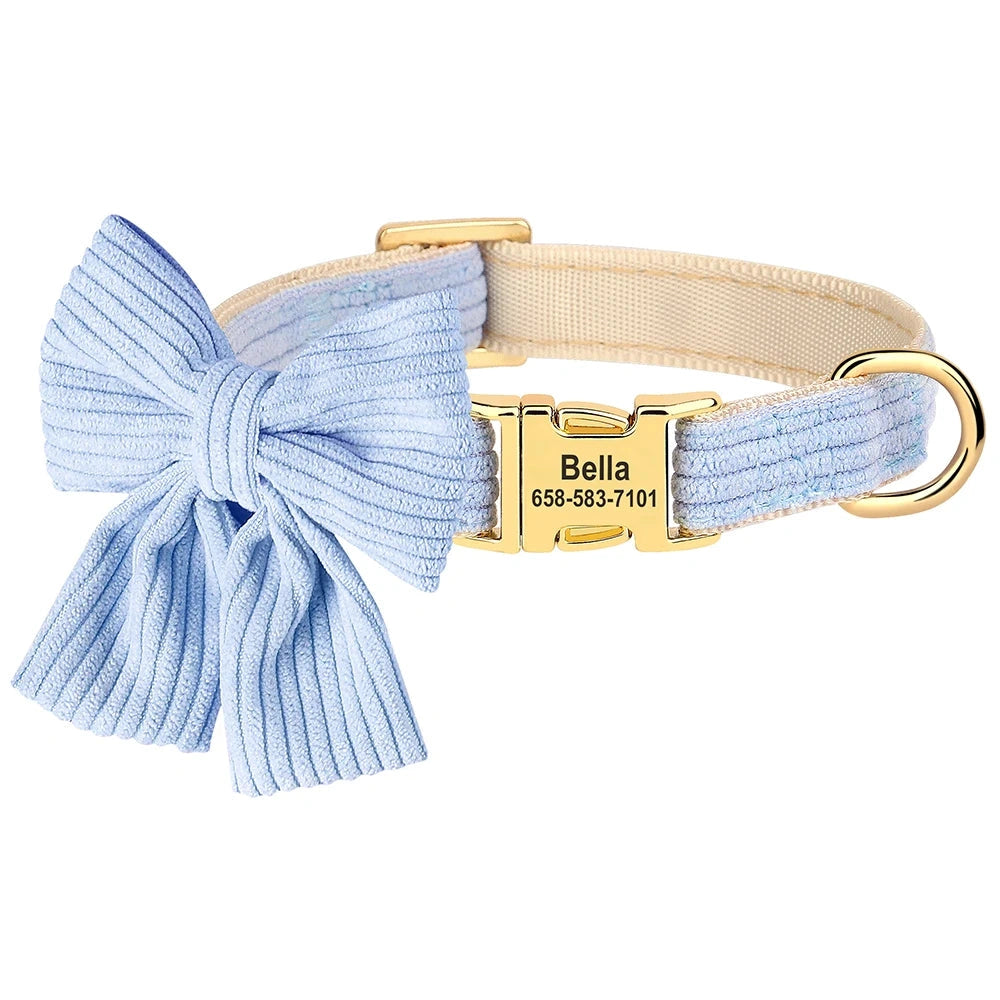 Collier pour chien en coton doux bleu avec grand nœud papillon et plaque gravée personnalisée sur fond clair