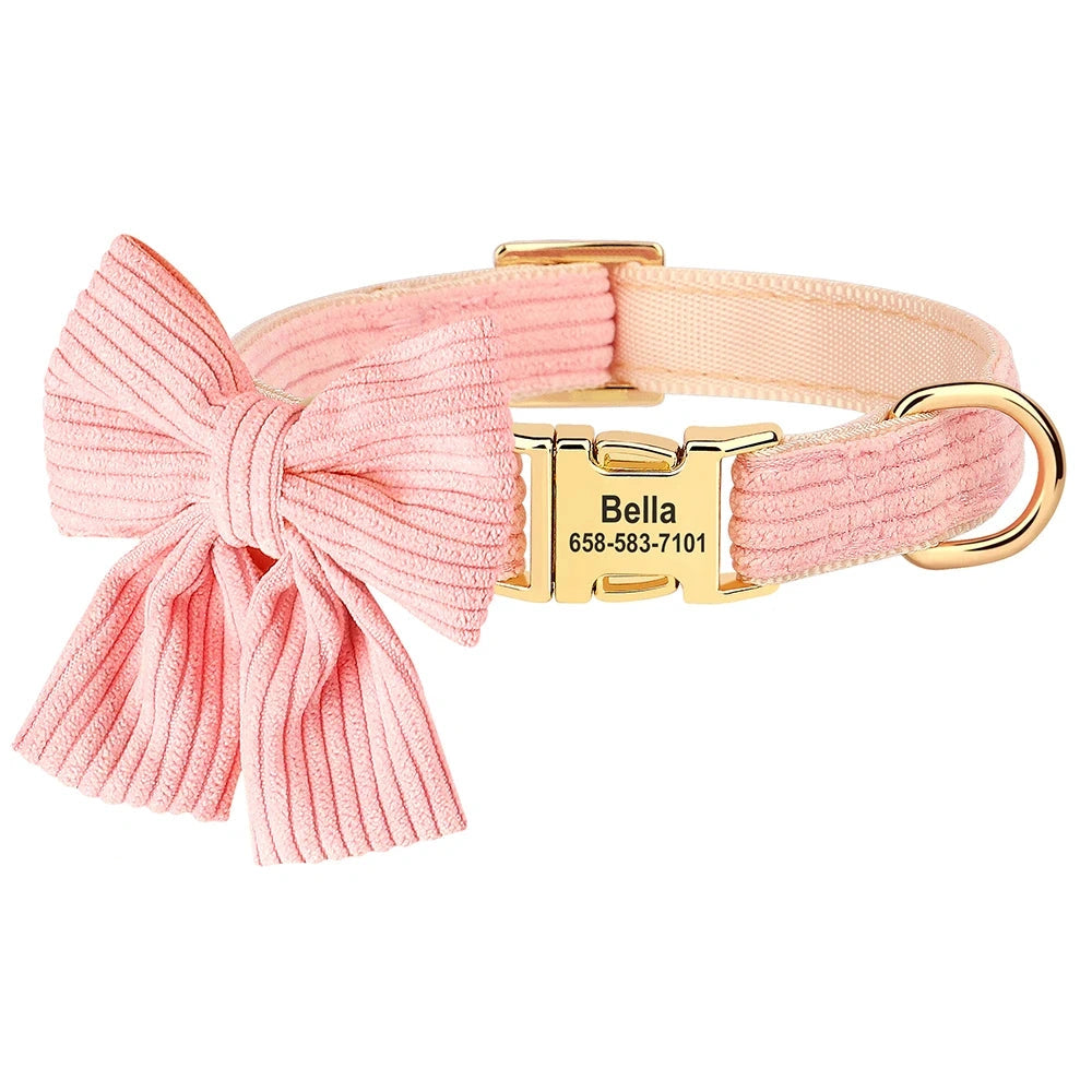 Collier pour chien en coton doux rose clair avec grand nœud papillon et plaque gravée personnalisée sur fond clair