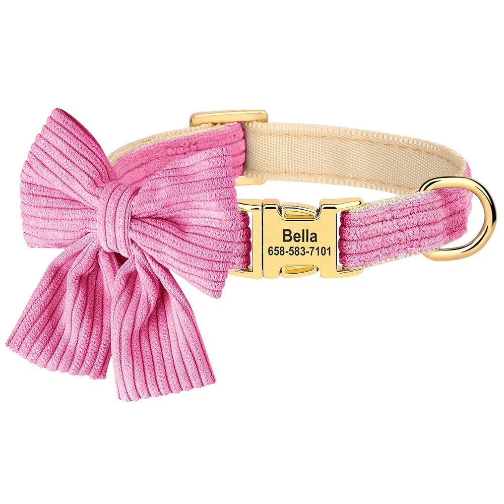 Collier pour chien en coton doux rose foncé avec grand nœud papillon et plaque gravée personnalisée sur fond clair