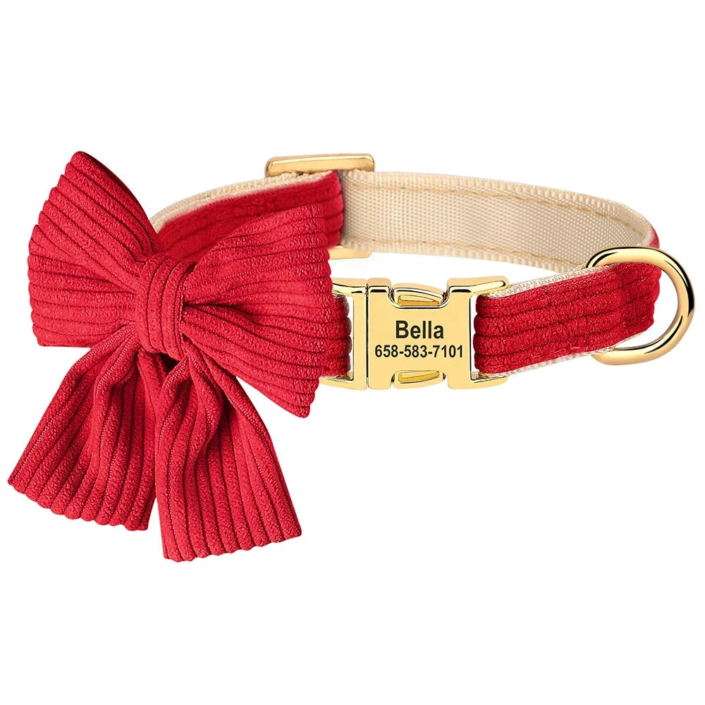 Collier pour chien en coton doux rouge avec grand nœud papillon et plaque gravée personnalisée sur fond clair