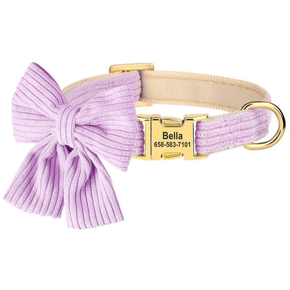 Collier pour chien en coton doux violet avec grand nœud papillon et plaque gravée personnalisée sur fond clair