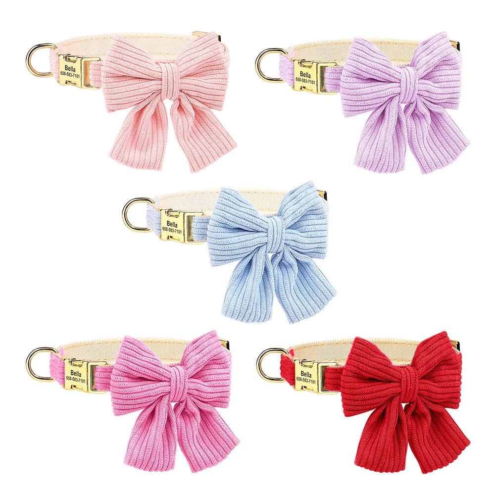 Plusieurs colliers pour chien en coton doux avec grand nœud papillon dans différents coloris sur fond clair