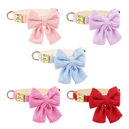 Plusieurs colliers pour chien en coton doux avec grand nœud papillon dans différents coloris sur fond clair