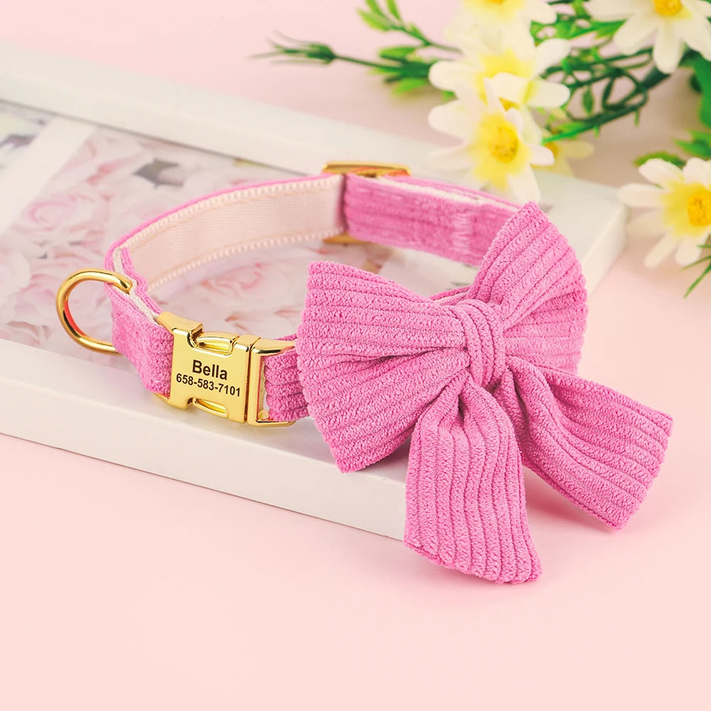 Vue du collier pour chien en coton doux rose avec grand nœud papillon et plaque gravée personnalisée sur fond décoratif floral