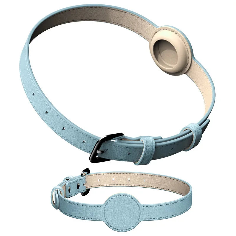 Collier fin en cuir bleu clair pour chien compatible AirTag avec boucle réglable sur fond blanc.