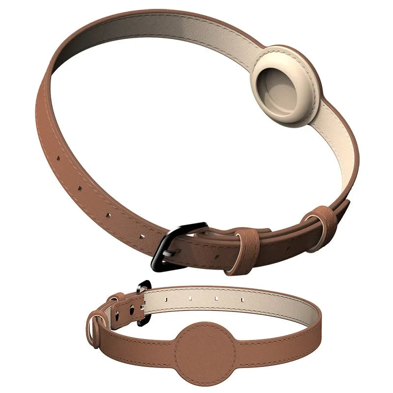 Collier fin en cuir marron pour chien compatible AirTag avec boucle réglable sur fond blanc.