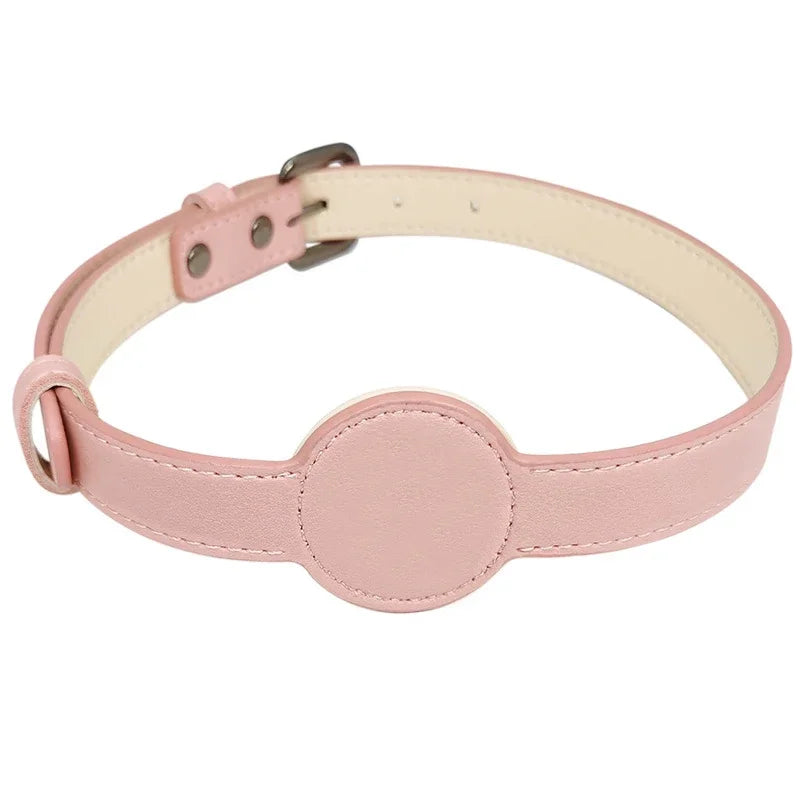 Collier fin en cuir rose pour chien compatible AirTag en vue de face.